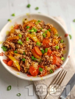 Ориз с говеждо месо, моркови, чушки и пресен лук - снимка на рецептата